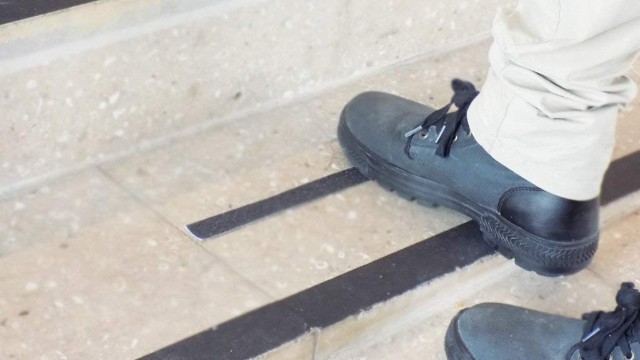 <i style='color:red'>樓梯防滑貼</i>要幾厘米寬？廠家手把手教你施工